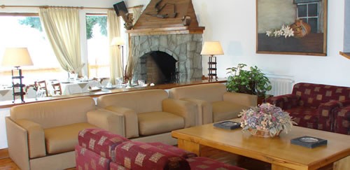 The sunny living room of Hostería del Lago in Bariloche
