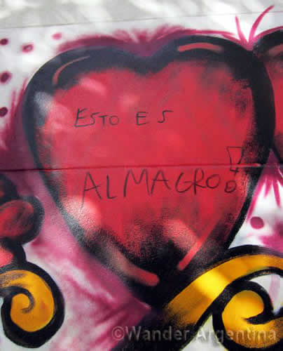 Graffiti of a heart that says 'Esto es Almagro' 