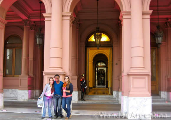 International students in Buenos Aires at the Casa Rosada