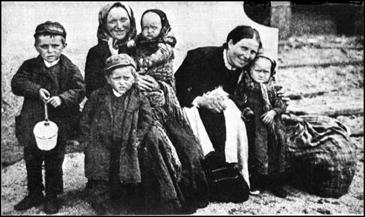 Irish immigrant women and their small children in Argentina in the 1890s. 