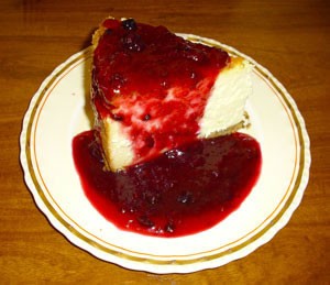 Cheesecake with fruit coulis 