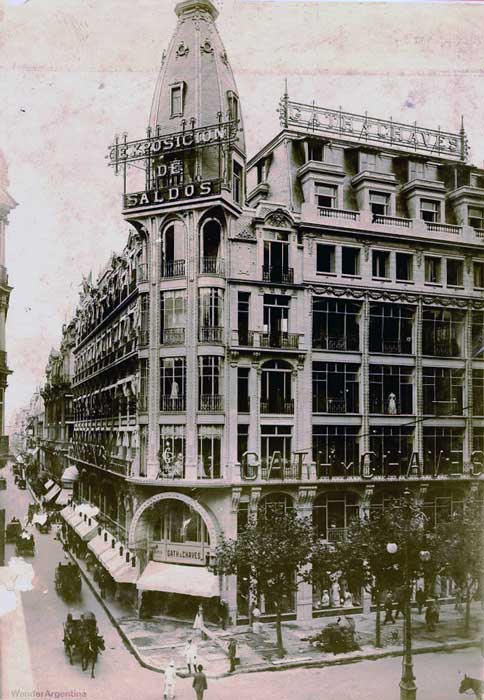 A black and white archival photo of teh 1910 Gath and Chavez annex building which sits at Avenida de Mayo in downtown Buenos Aires. 