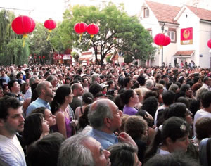 Crowds at Año Nuevo Chino (Chinese New Year) celebrations 