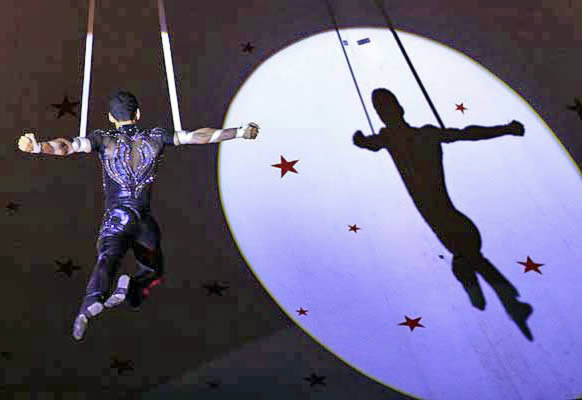 a performer from the Brazilian Circus at the Polo Circo Festival 2011