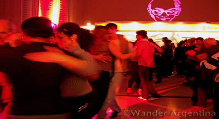 couples dance the tango 