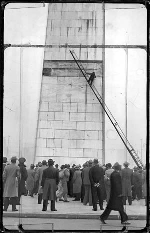 El obelisco during its construction in 1937