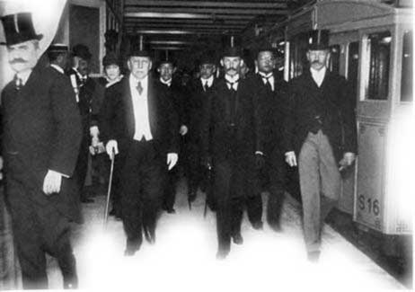 Men in the early 20th century on a Buenos Aires subway platform
