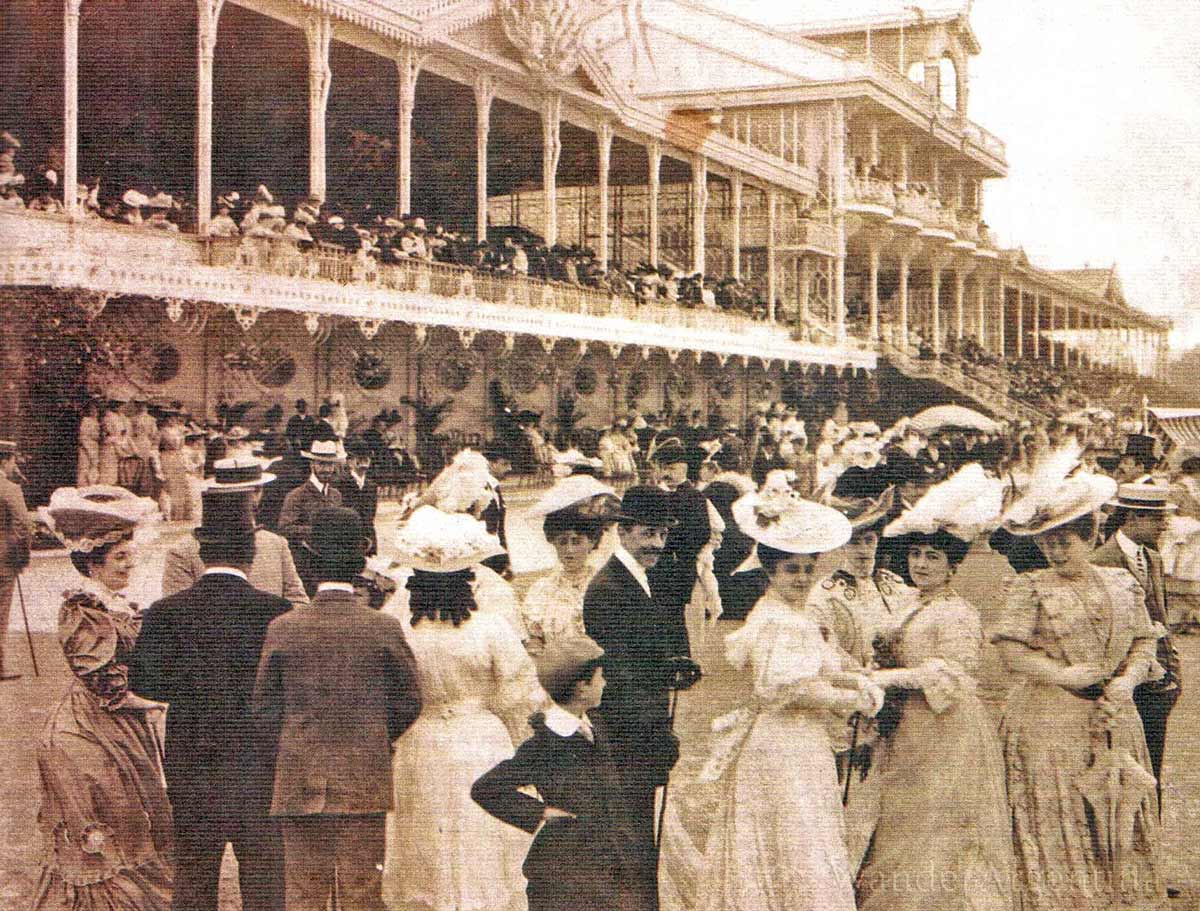 Horse racing spectators at the Hippodromo during the Victorian era