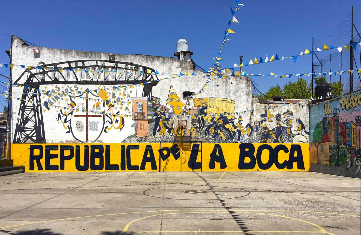 A soccer court with the words 'Republica de la Boca'