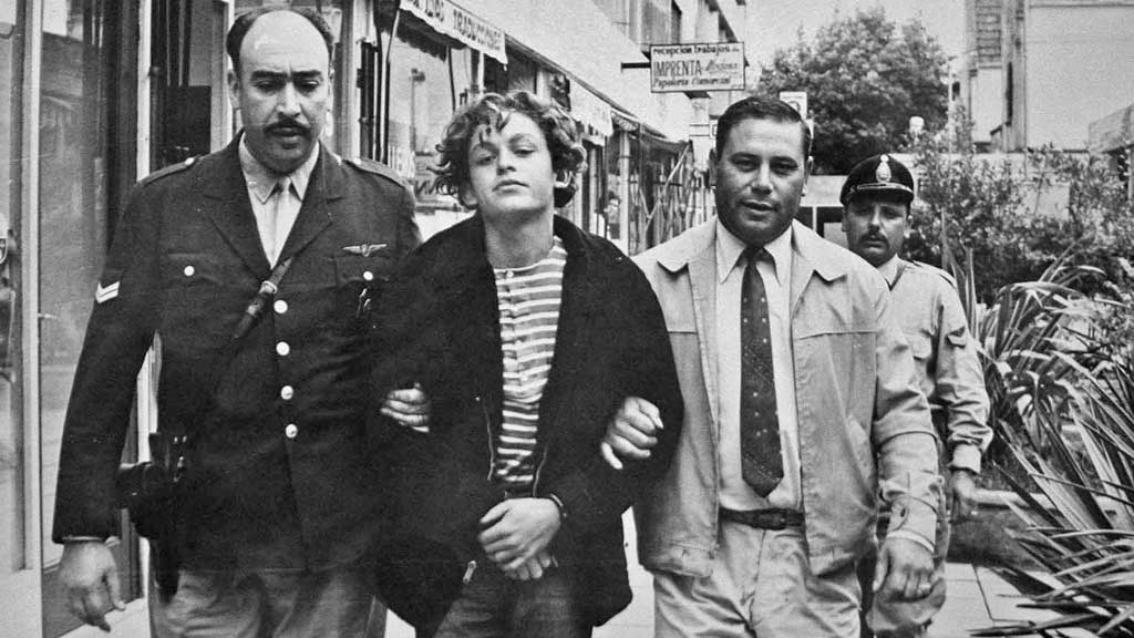 Robledo Puch flaked by police officers upon his arrest in 1972