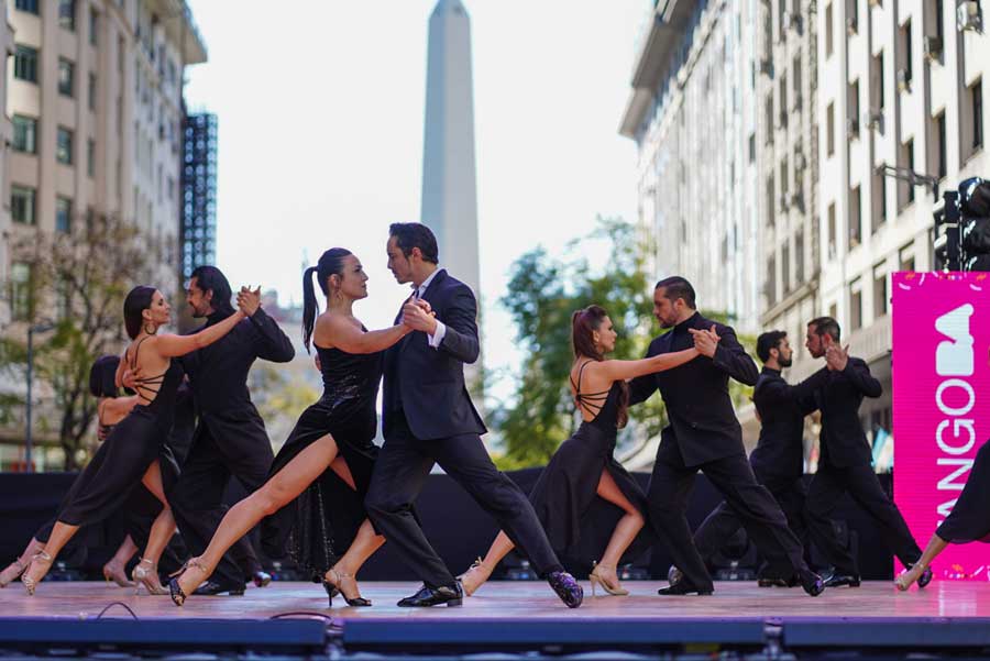 Tango dancers in front of the Obelisco