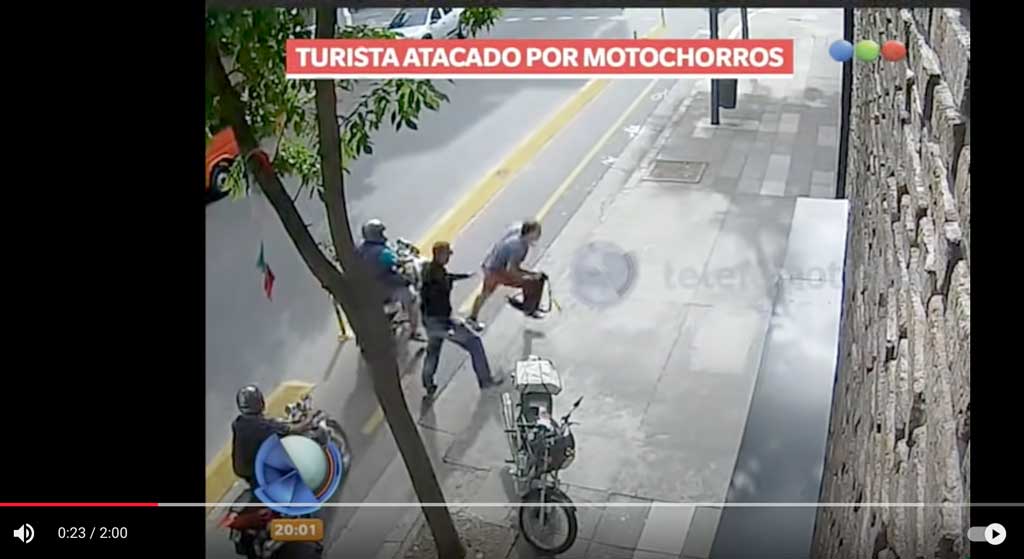 A tourist runs from motochorros (robbers on motorcycles) in Buenos Aires (news screenshot) 
