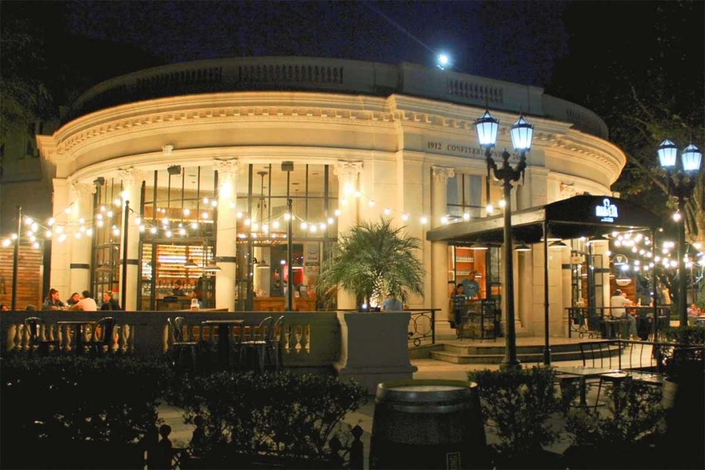 The Confiteria Paris, which is now a pub, at night.