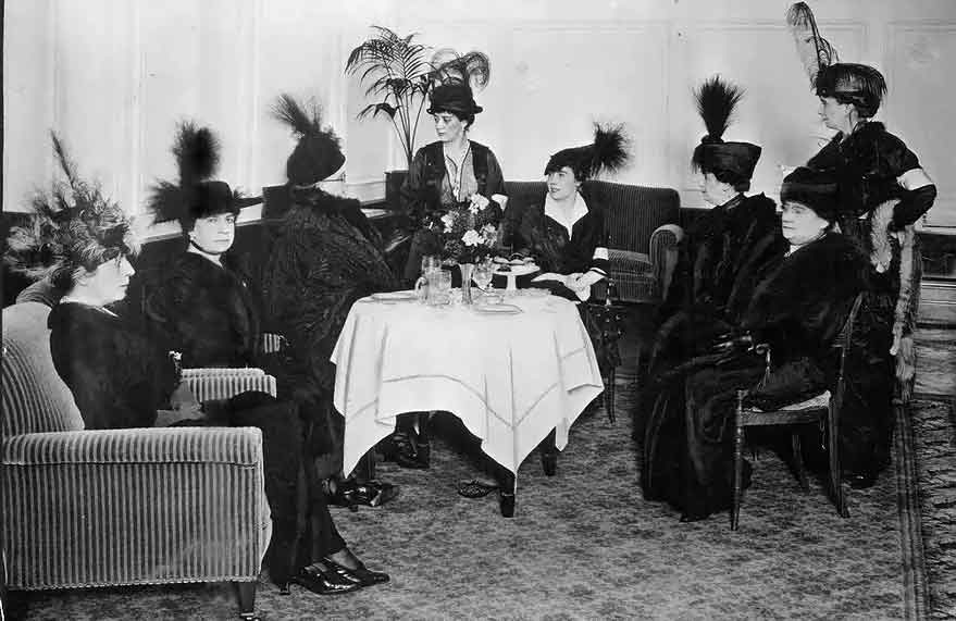 Ladies tea time at Harrods Buenos Aires in 1914.